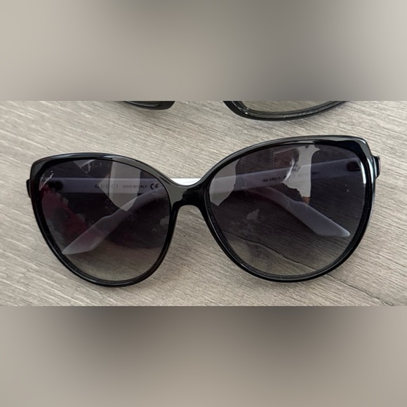 Accessories - Gucci black frame sunglasses authentic with case